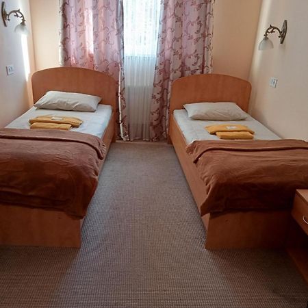 Hostel Iskra Лвив Екстериор снимка